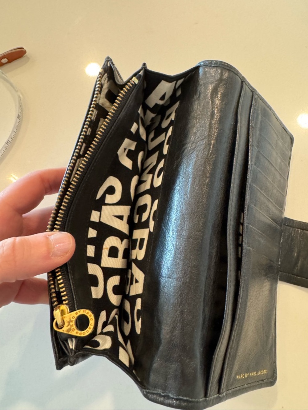Marc by Marc Jacobs Turnlock Black Leather Wallet - Picture 7 of 12